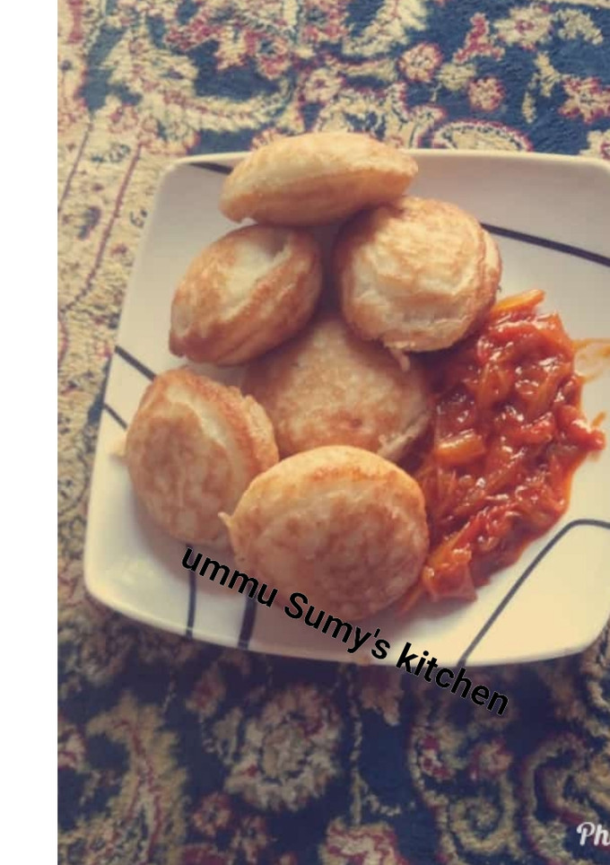 A picture of Wainar shinkafa with tomato source.