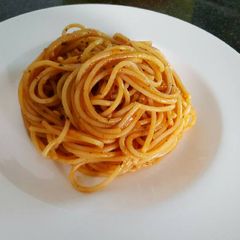 A picture of Spaghetti tomato sauce.