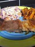 Asado americano a la barbacoa con boniato al horno y coleslaw