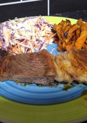 Una foto de Asado americano a la barbacoa con boniato al horno y coleslaw