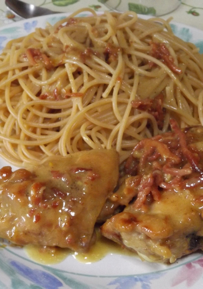 Una foto de Contramuslos de pollo con salsa de limón y jamón