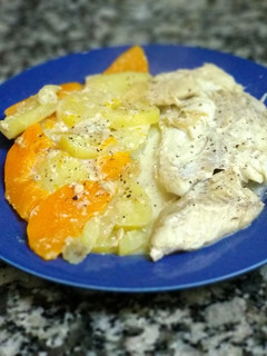 Una foto de Filet de merluza sobre colchón de verduras 🥔🐟