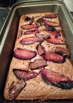 Una foto de Budín de ciruelas, almendras y chocolate (saludable y muy rico)❤
