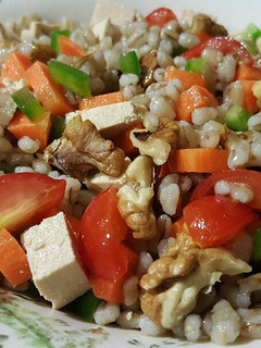 Una foto de Ensalada de cebada con nueces