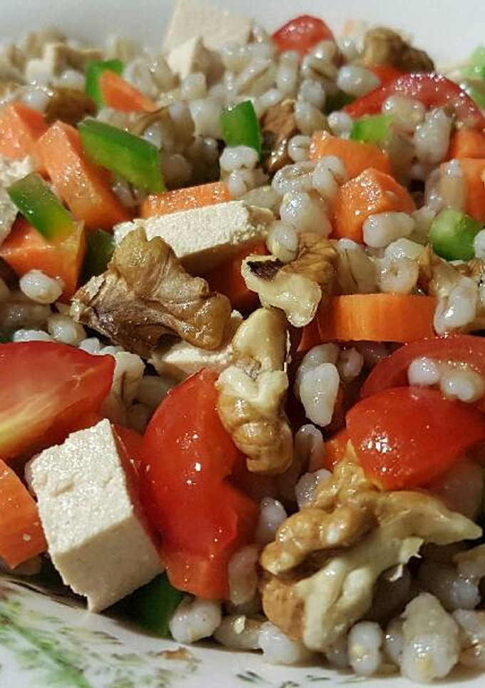 Una foto de Ensalada de cebada con nueces