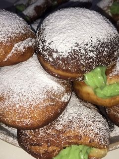 Una foto de Donas rellenas de crema pastelera de pistacho