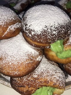 Una foto de Donas rellenas de crema pastelera de pistacho