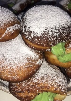 Una foto de Donas rellenas de crema pastelera de pistacho