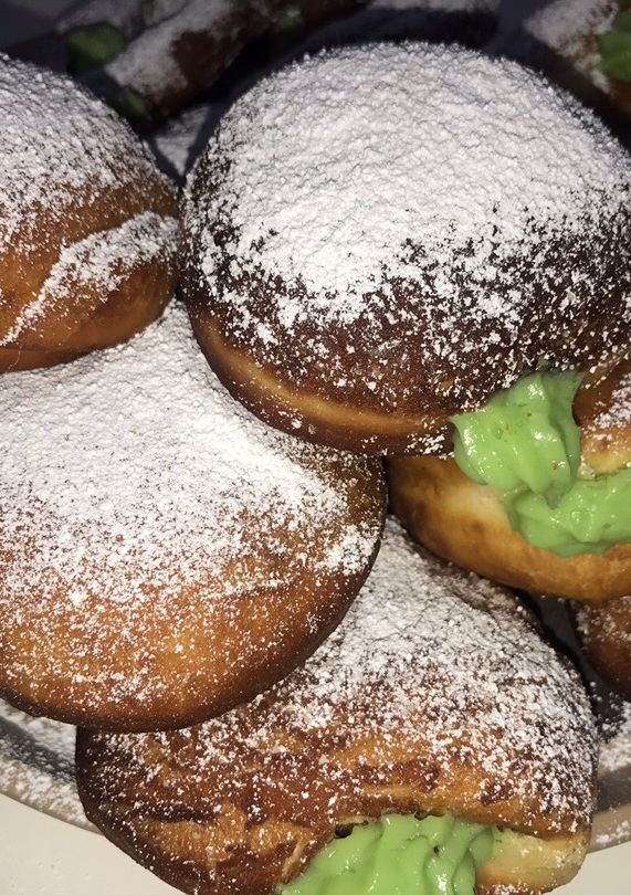 Una foto de Donas rellenas de crema pastelera de pistacho