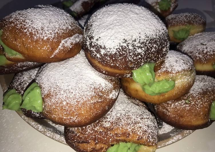 Donas rellenas de crema pastelera de pistacho
