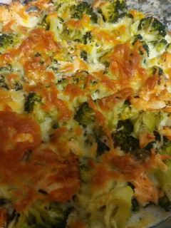 Una foto de Brócoli con salmón al horno