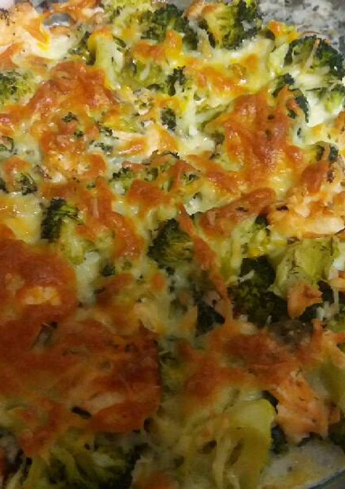 Una foto de Brócoli con salmón al horno