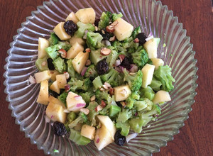 Una foto de Ensalada de brócoli con manzana