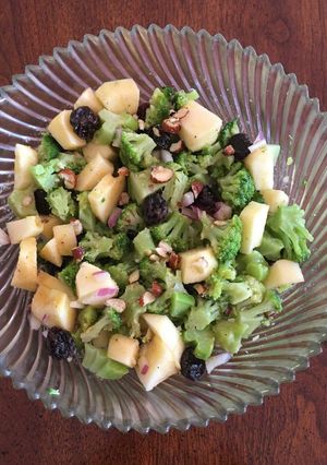 Una foto de Ensalada de brócoli con manzana