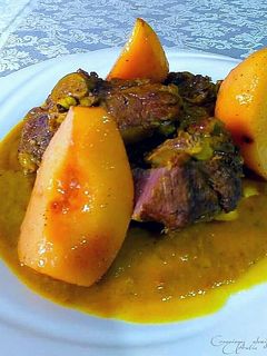 Una foto de Lomo con hueso de cabrito en salsa de lavanda y azafrán