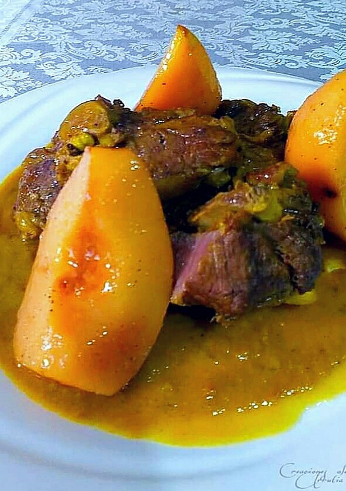 Una foto de Lomo con hueso de cabrito en salsa de lavanda y azafrán