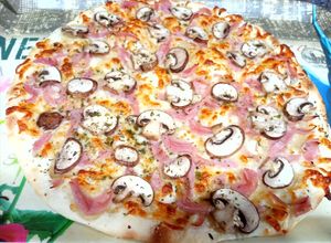 Una foto de Pizza mimosa con champiñones