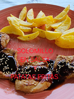 Una foto de Solomillo de cerdo con salsa y patatas fritas