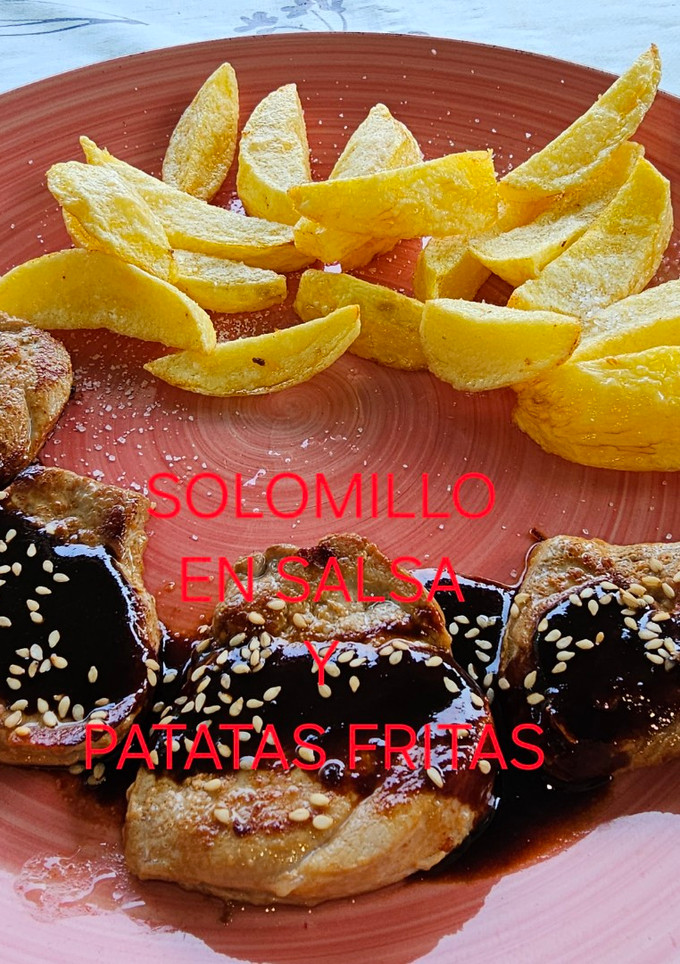 Una foto de Solomillo de cerdo con salsa y patatas fritas
