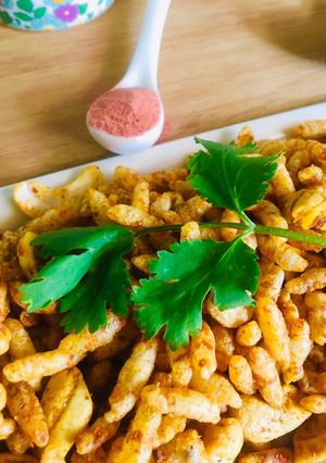 A picture of Bhaji pav puffed rice.