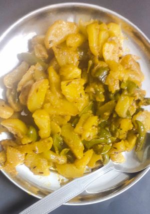 शिमला मिर्च और शलगम की सब्जी (shimla mirch aur shalgam ki sabzi recipe in Hindi) रेसिपी मुख्य फोटो