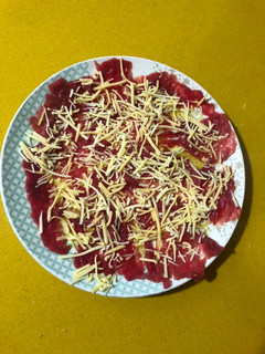 Una foto de Carpaccio de ternera con queso gouda rallado