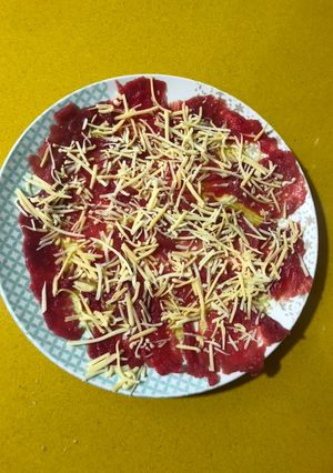 Una foto de Carpaccio de ternera con queso gouda rallado