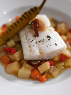 Una foto de Bacalao confitado con verduritas en escabeche picante