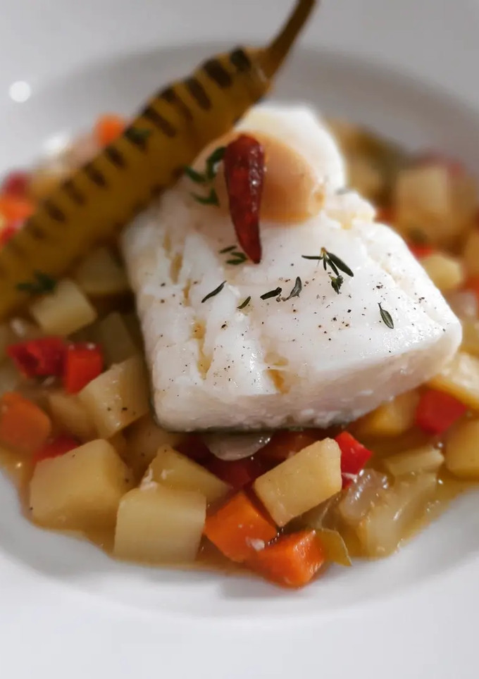 Una foto de Bacalao confitado con verduritas en escabeche picante