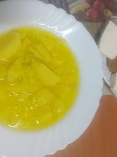 Una foto de Caldo de papas con pella de gofio y queso tierno