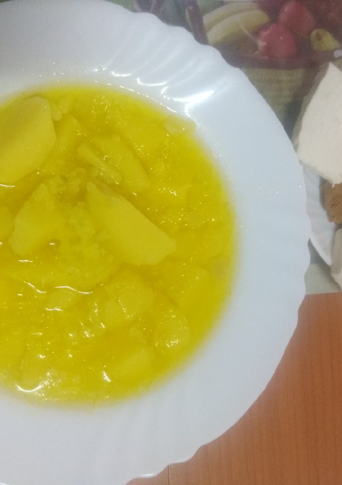 Una foto de Caldo de papas con pella de gofio y queso tierno
