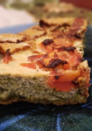 Una foto de Tarta de brócoli y pollo con masa integral con curry