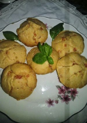 Una foto de Muffins de tomate y parmesano🍅🍅