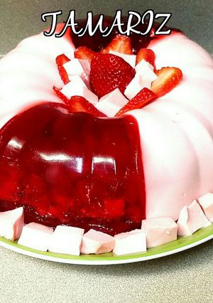 Una foto de Gelatina de fresa y queso crema