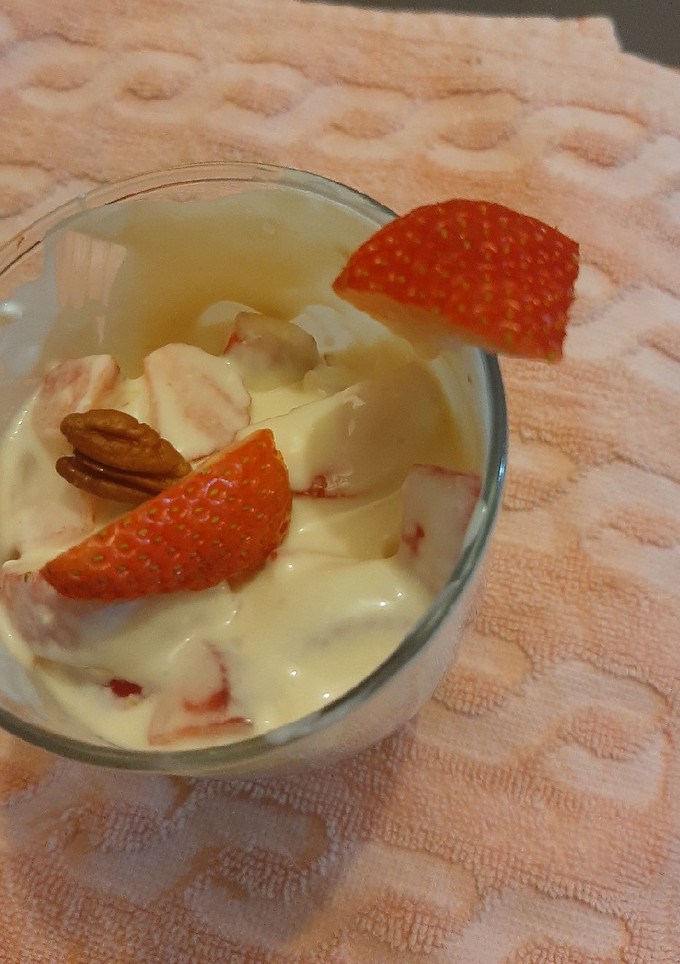 Una foto de Fresas con crema🍓 fácil y rápido
