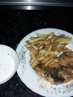 Una foto de Pollo asado y Tzatziki, salsa griega.
