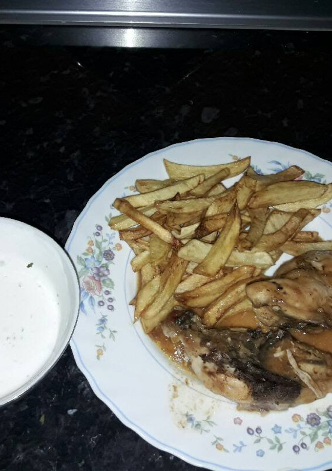 Una foto de Pollo asado y Tzatziki, salsa griega. 