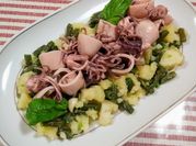 Una foto di calamari e patate