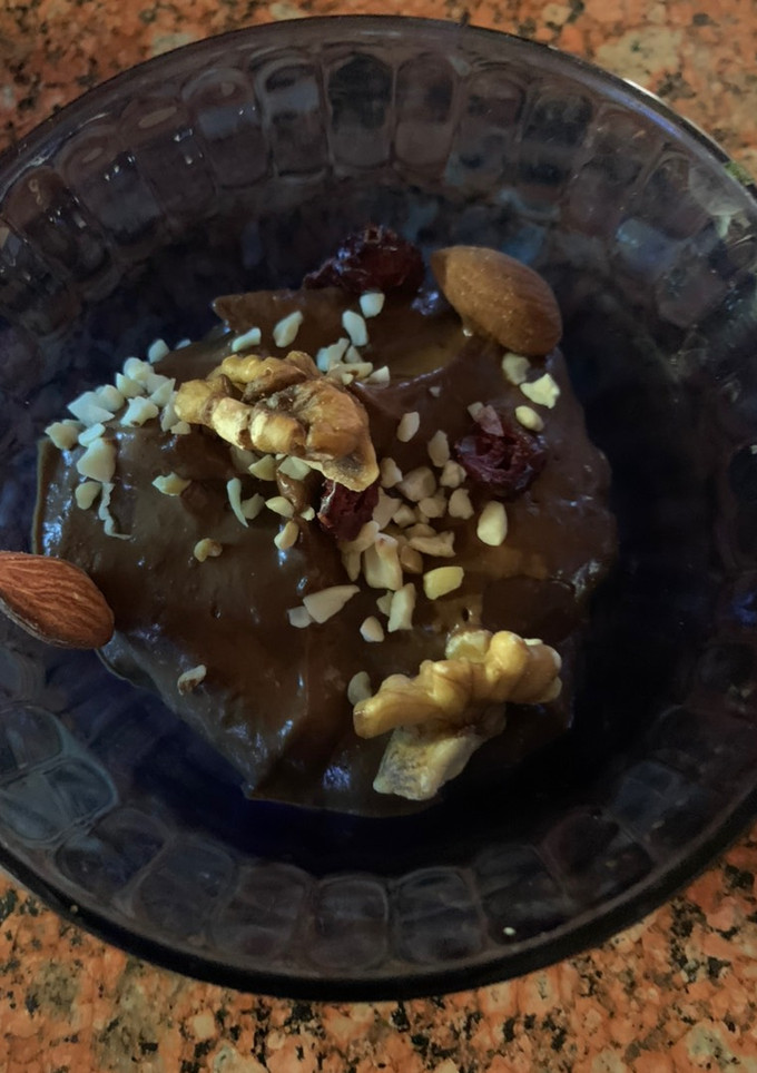 Una foto de MOUSSE DE CHOCOLATE sin azúcar, con BANANA y PALTA con frutos secos (muy fácil y sano)