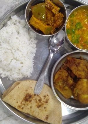 A picture of सिंधी थाली.