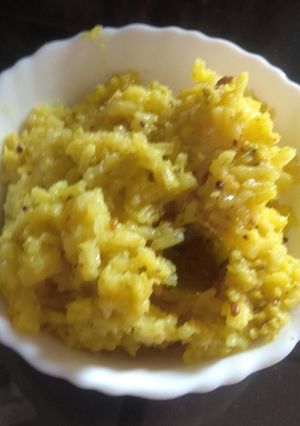 आरोग्यदायक मुगाची खिचडी (Moong Khichdi Recipe In Marathi) रेसिपी चे मुख्य फोटो