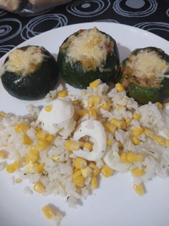 Una foto de Zapallitos rellenos con carne de 🐖 con ensalada de arroz 🌽🥚