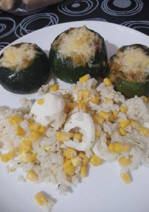 Una foto de Zapallitos rellenos con carne de 🐖 con ensalada de arroz 🌽🥚