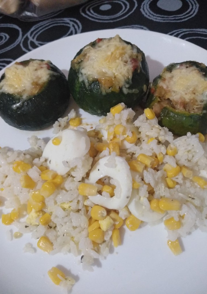 Una foto de Zapallitos rellenos con carne de 🐖 con ensalada de arroz 🌽🥚