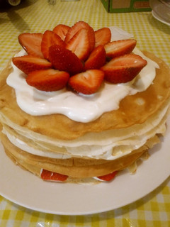 Una foto de Pastel de crepas de fresas con crema