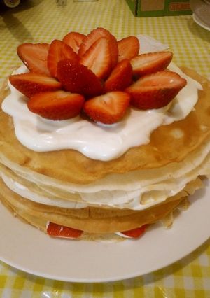 Una foto de Pastel de crepas de fresas con crema