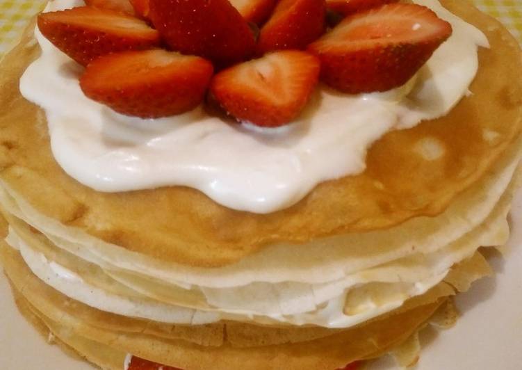 Pastel de crepas de fresas con crema