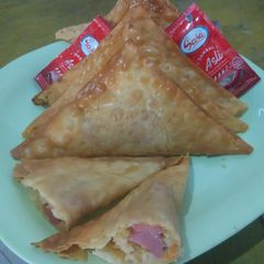 A picture of Martabak Mie (Fried dumpling noodle and sausage).