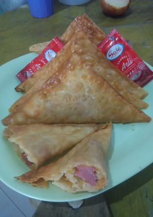 A picture of Martabak Mie (Fried dumpling noodle and sausage).