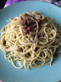 Una foto de Espaguettis al pesto y champiñón